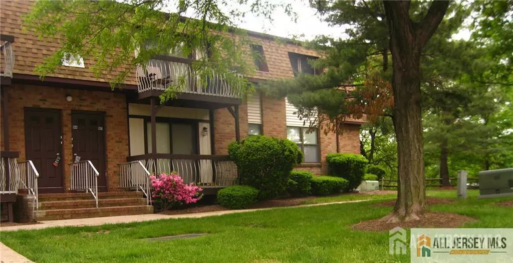 903 NO Oaks BLVD N, North Brunswick, NJ 08902