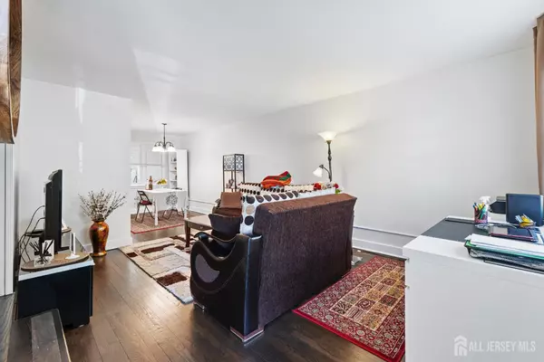 Metuchen, NJ 08840,21 Roosevelt CT
