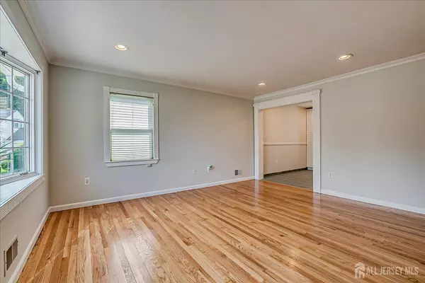 Metuchen, NJ 08840,6 Robert CIR