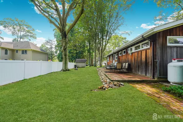 North Brunswick, NJ 08902,251 Forest LN