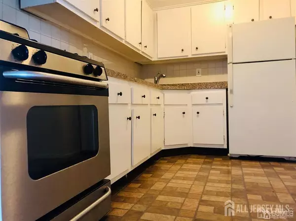 300 COLLEGE DR, Edison, NJ 08817