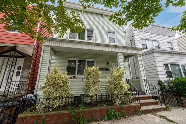Bayonne, NJ 07002,182 Avenue F AVE #1