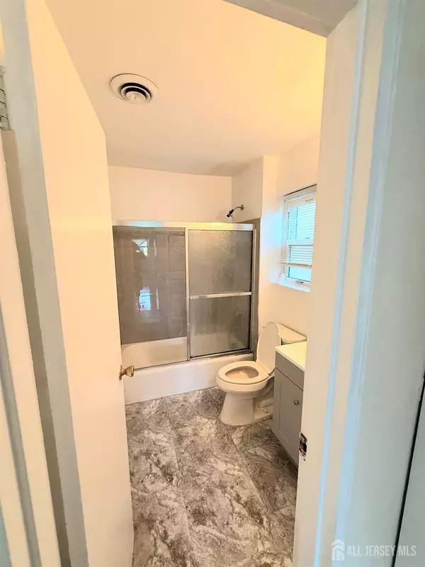 Edison, NJ 08837,182 Evergreen RD #15 A
