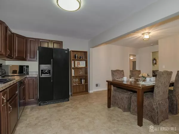 East Brunswick, NJ 08816,33 Windsor DR