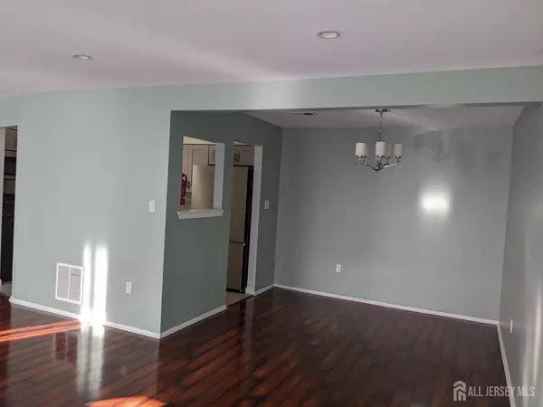 Woodbridge Proper, NJ 07095,310 Michaels CT #310