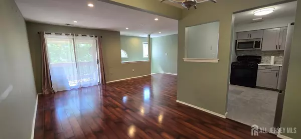 Woodbridge Proper, NJ 07095,310 Michaels CT #310