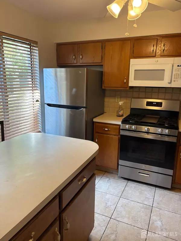 North Brunswick, NJ 08902,1112 Schmidt LN
