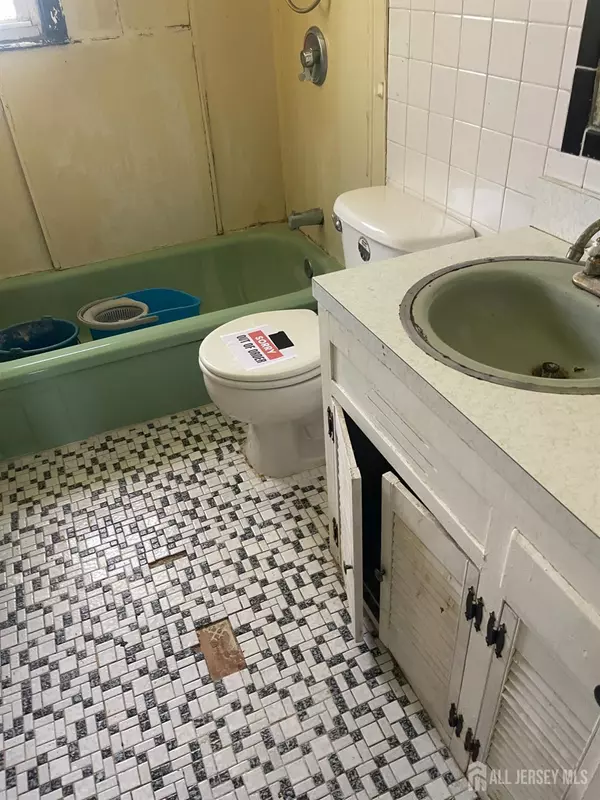 Edison, NJ 08817,7 Gates PL