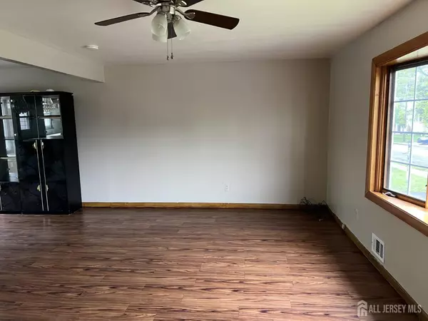 Carteret, NJ 07008,4 Monroe AVE