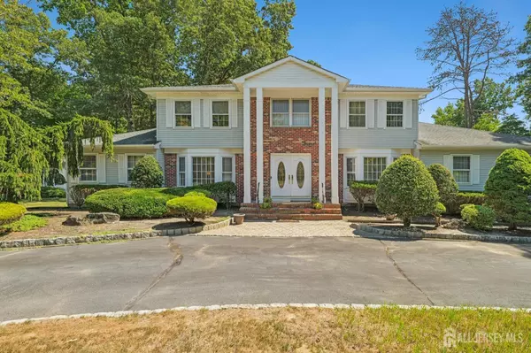15 W EASTWOOD BLVD W, Manalapan, NJ 07726