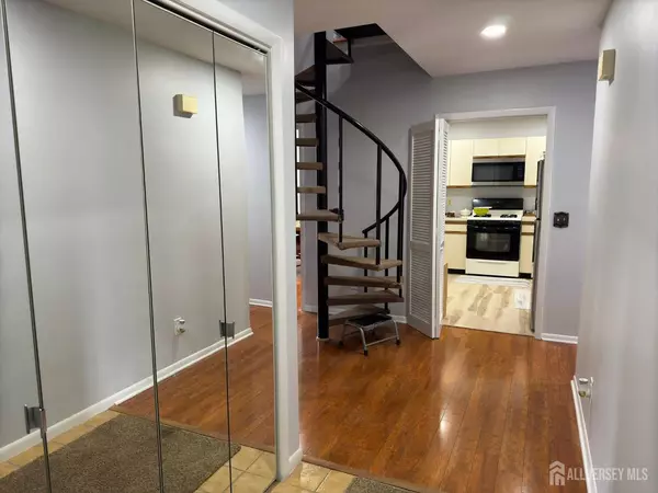 Edison, NJ 08820,166 Hidden Hollow CT
