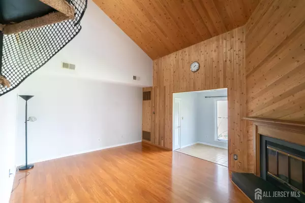 Edison, NJ 08820,166 Hidden Hollow CT