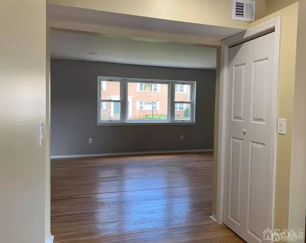 Edison, NJ 08837,160 Evergreen RD #14A