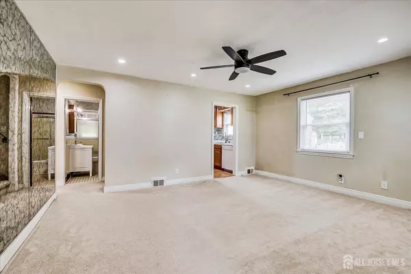 South Plainfield, NJ 07080,114 Oakmanor Pkwy