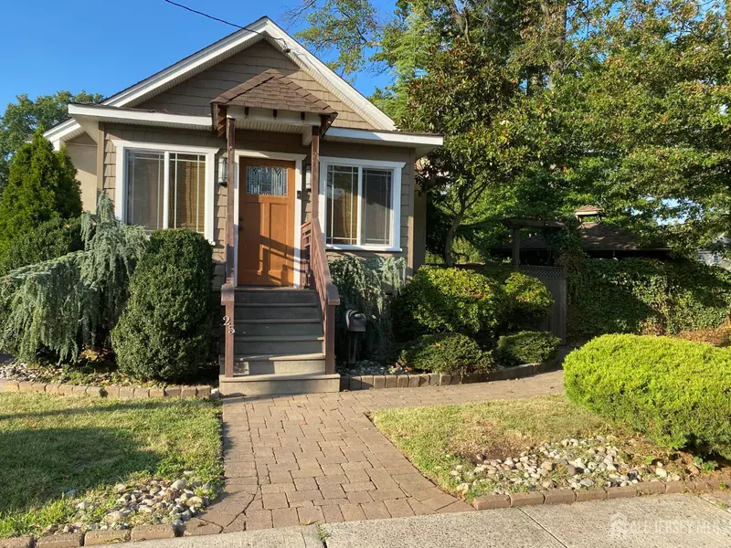 25 Brewster PL, Sewaren, NJ 07077