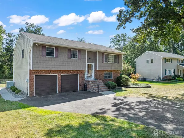 9 Downing DR, East Brunswick, NJ 08816