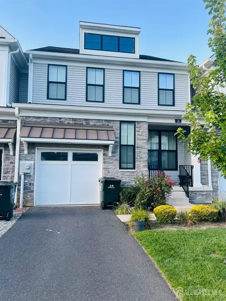 16 Clover LN, Monroe, NJ 08831