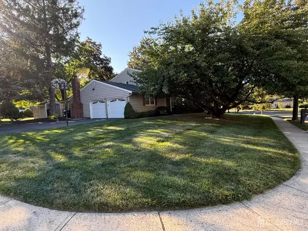 East Brunswick, NJ 08816,7 Wedgewood CT