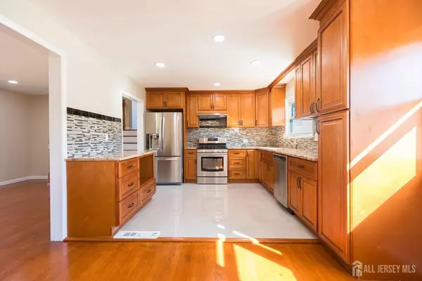 Edison, NJ 08817,24 Rieder RD