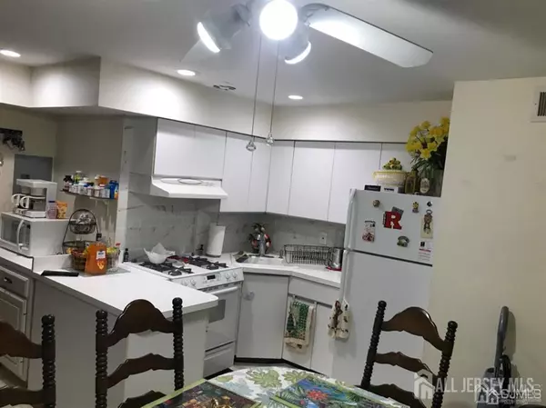 Edison, NJ 08837,197 Evergreen RD
