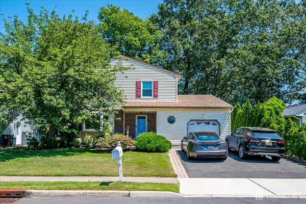 76 Scenic DR, Freehold, NJ 07728