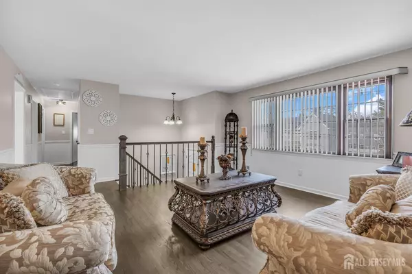 Hazlet, NJ 07730,8 Leocadia CT