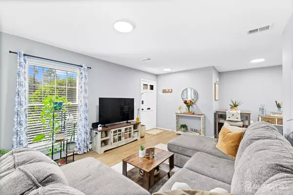 Iselin, NJ 08830,323 Gill LN #7B