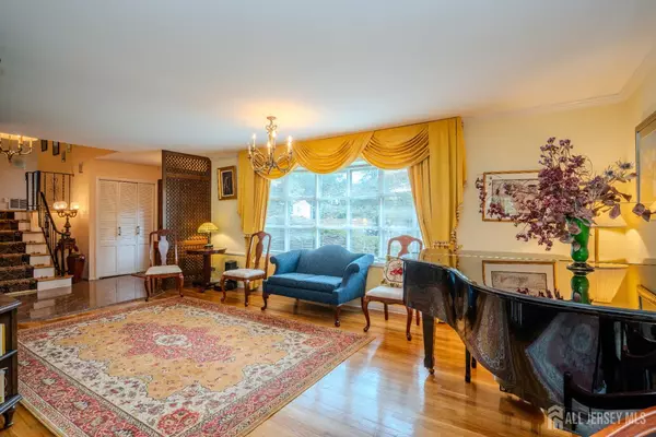 Edison, NJ 08820,36 Clive Hills RD