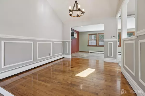 Sayreville, NJ 08859,84 Albert DR