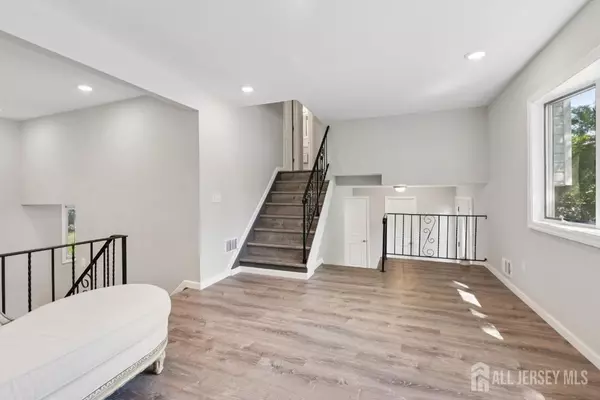 Edison, NJ 08817,5 Waverly DR E