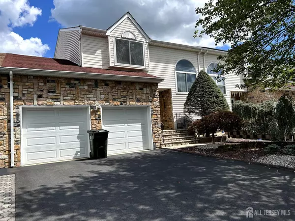 27 Kingfisher CT, Marlboro, NJ 07746