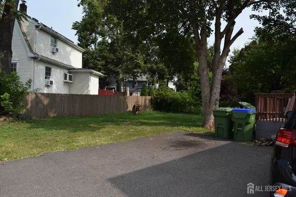 Edison, NJ 08837,4027 Woodbridge AVE #1