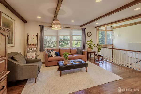 East Brunswick, NJ 08816,2 Candle LN