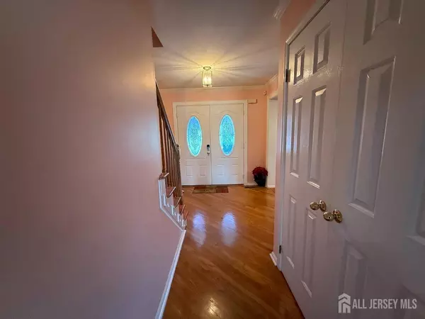 South Brunswick, NJ 08824,21 Crestview DR