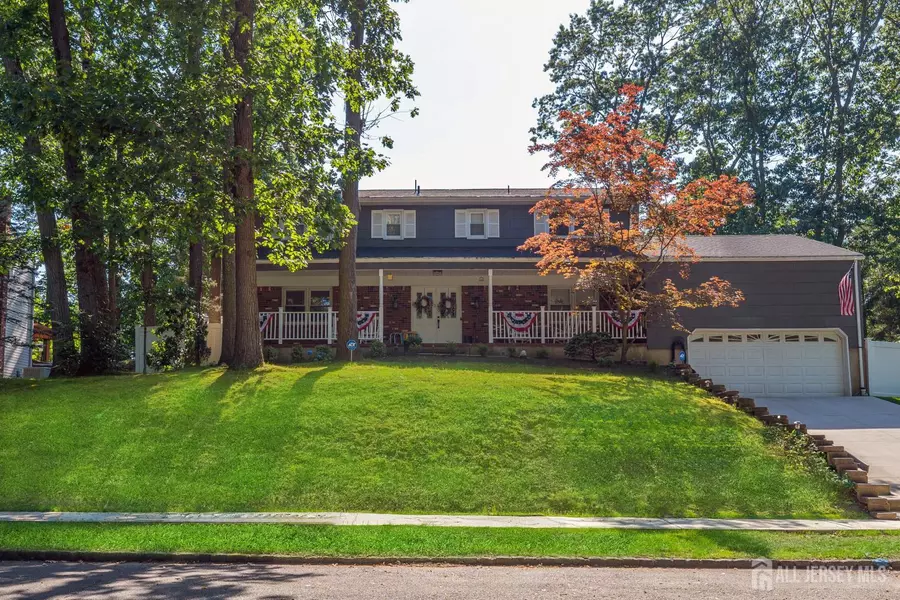 33 Oakcrest DR, East Brunswick, NJ 08816