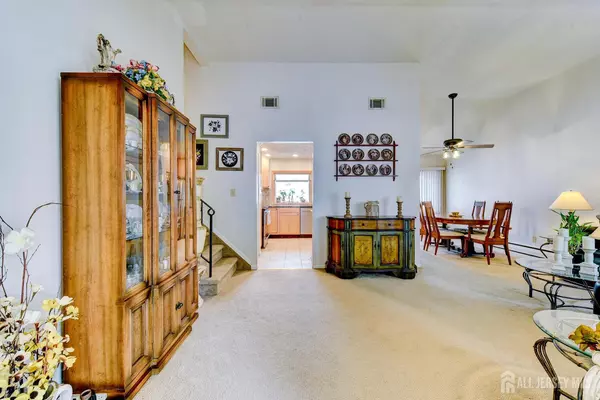 Fords, NJ 08863,128 Burnham DR