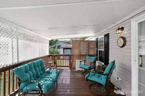 East Windsor, NJ 08520,4 South DR