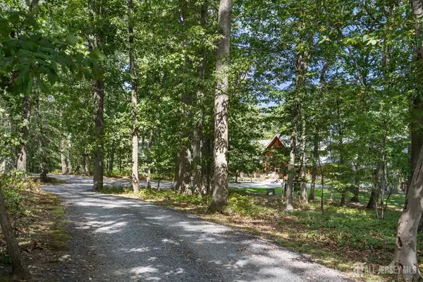 Manalapan, NJ 07726,6 Lamb LN