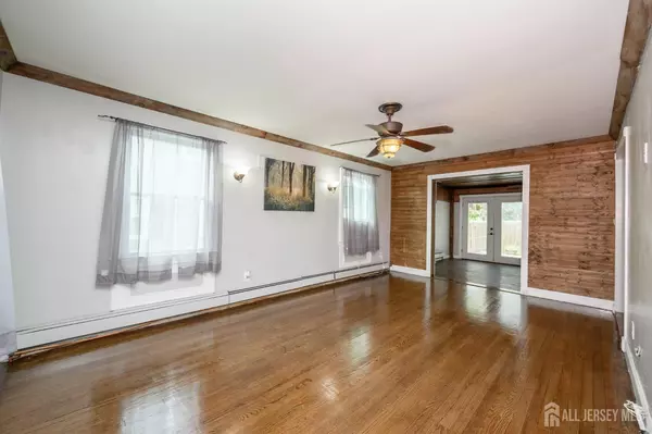 Edison, NJ 08837,212 Echo AVE