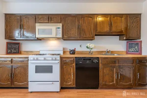 Woodbridge Proper, NJ 07095,21 Highview DR