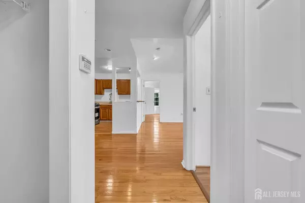 Edison, NJ 08817,1337 Waterford DR