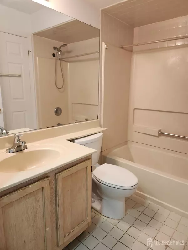 Edison, NJ 08817,1431 Waterford DR