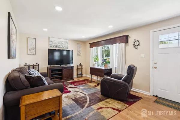 East Brunswick, NJ 08816,6 Donna ST