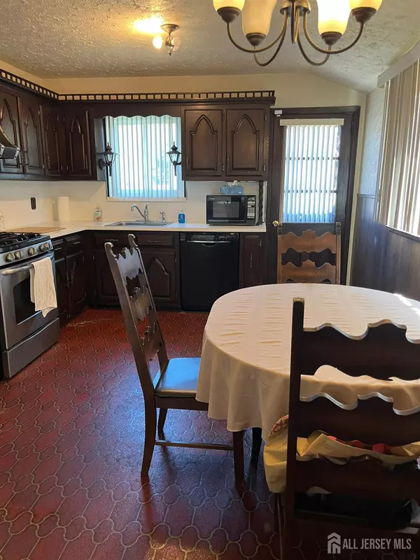 South Plainfield, NJ 07080,480 Sampton AVE