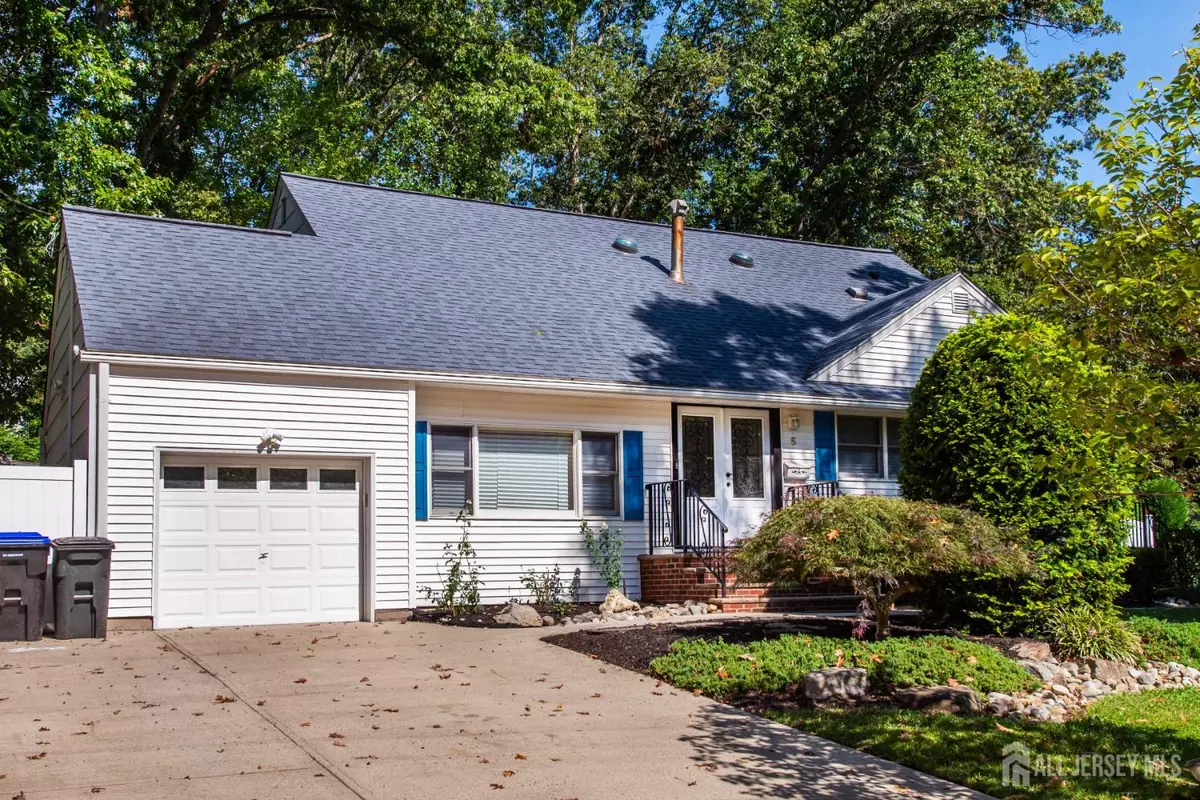 East Brunswick, NJ 08816,5 Sandalwood DR