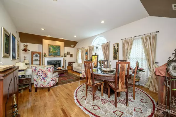 Roselle Park, NJ 07204,612 Oakwood AVE