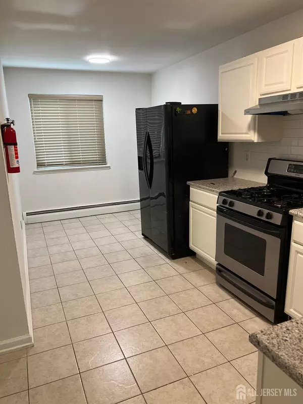 East Brunswick, NJ 08816,18 Lake AVE #8A
