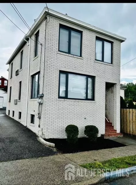 9 Fraser ST, Fords, NJ 08863
