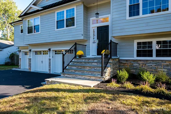 Edison, NJ 08820,9 Westwood CIR