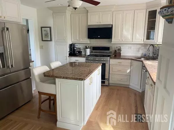 16 Carl Sandburg DR, Hamilton, NJ 08690